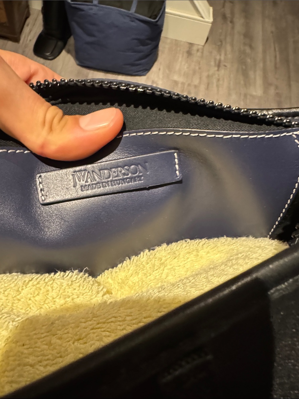 JW ANDERSON Pierced messenger bag - Picture 5 of 5
